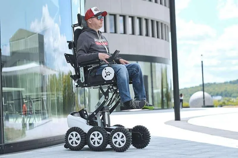 Illustration du fauteuil roulant électrique New Live Magix II AA2 avec des fonctions inédits