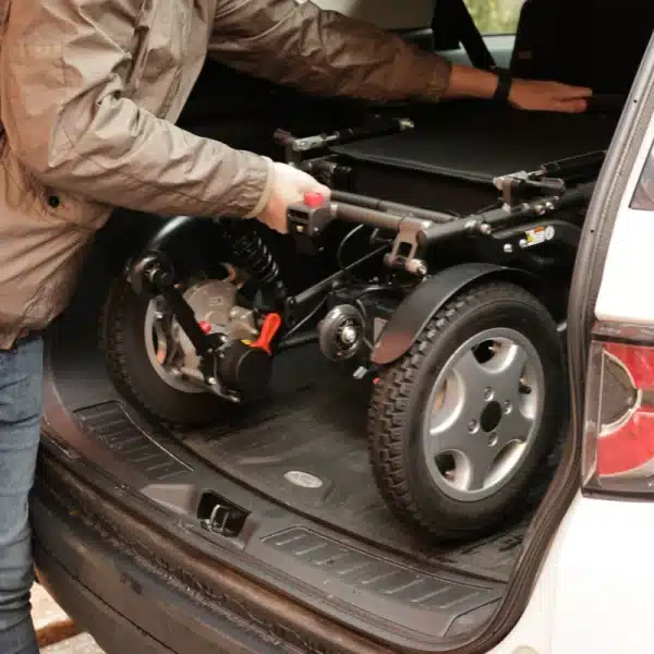 Fauteuil roulant électrique pliant Eloflex R dans le coffre